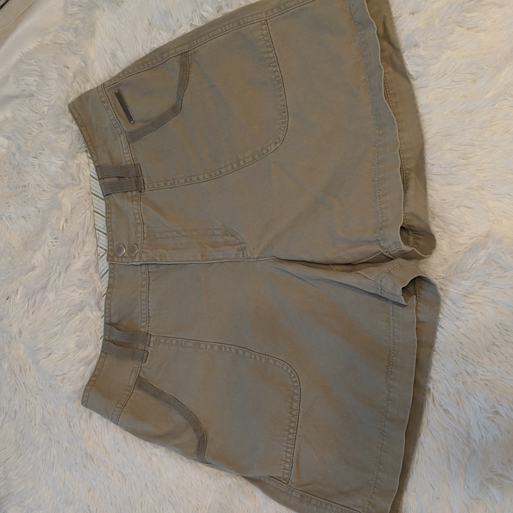 Caribbean Joe Light Green Women's Cargo Style Shorts Size 8